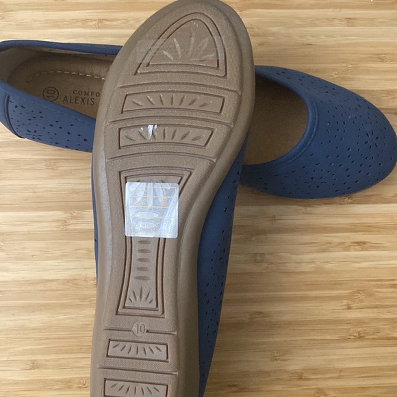 Eyelet Flats - Picture 4 of 4